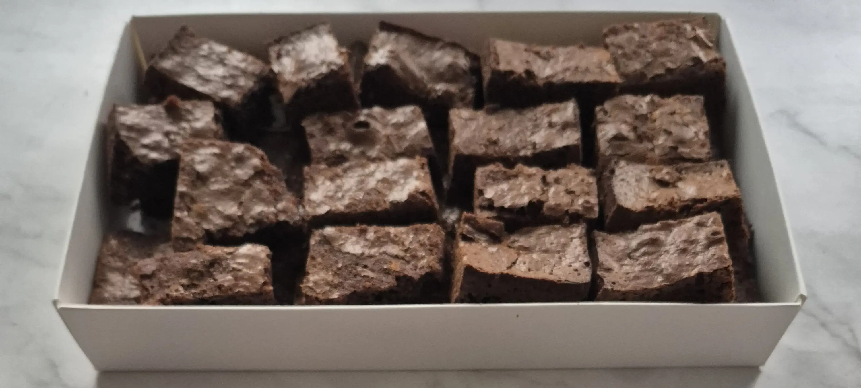 Hazelbakt Een tray met gesneden brownies